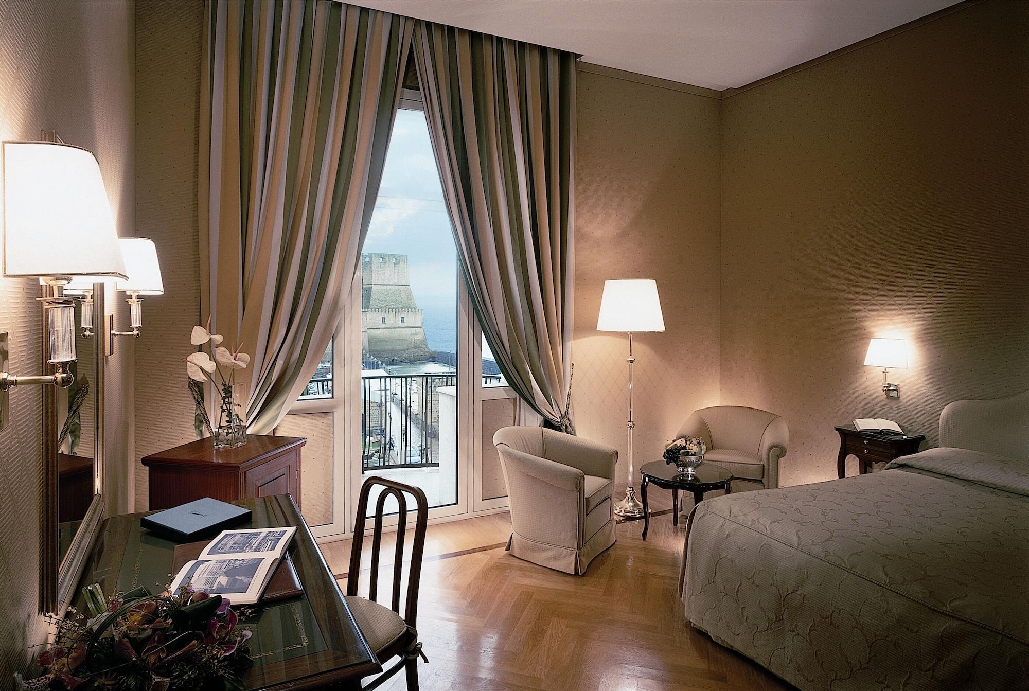 Grand Hotel Vesuvio Napoli Esterno foto A room at the Hotel Excelsior