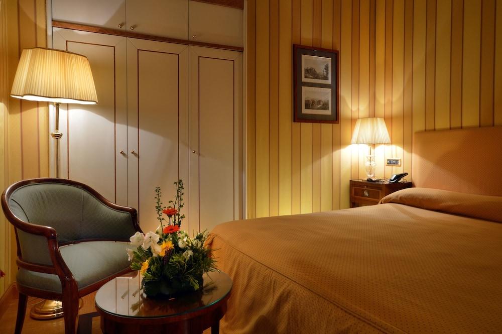 Grand Hotel Vesuvio Napoli Esterno foto A room at the hotel