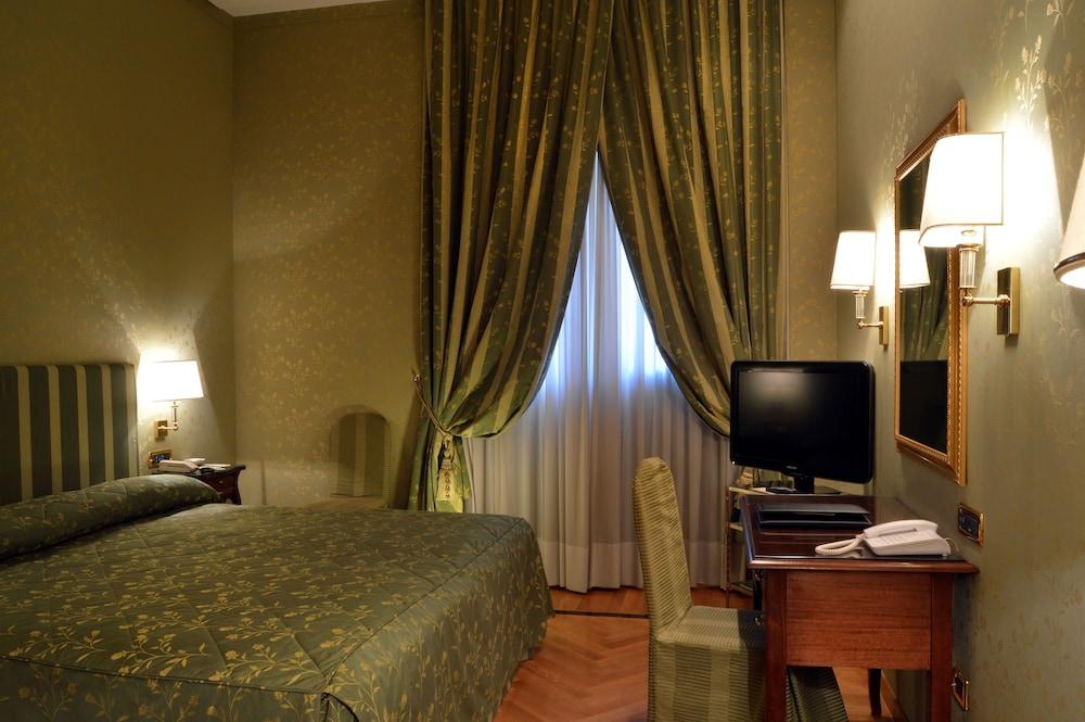 Grand Hotel Vesuvio Napoli Esterno foto A room at the hotel