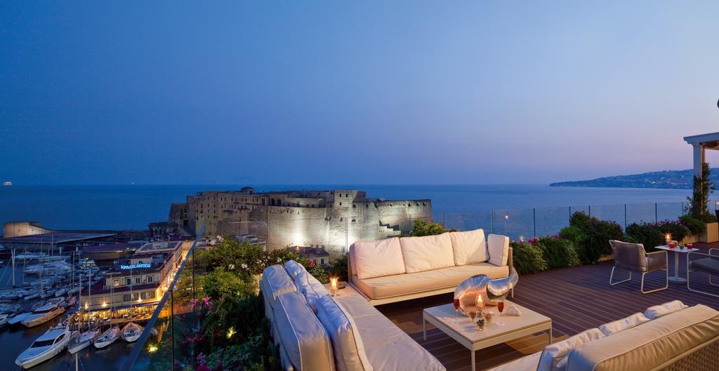 Grand Hotel Vesuvio Napoli Esterno foto View from the hotel