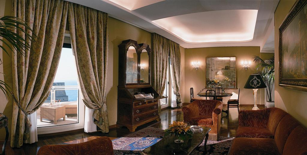 Grand Hotel Vesuvio Napoli Esterno foto A suite at the hotel