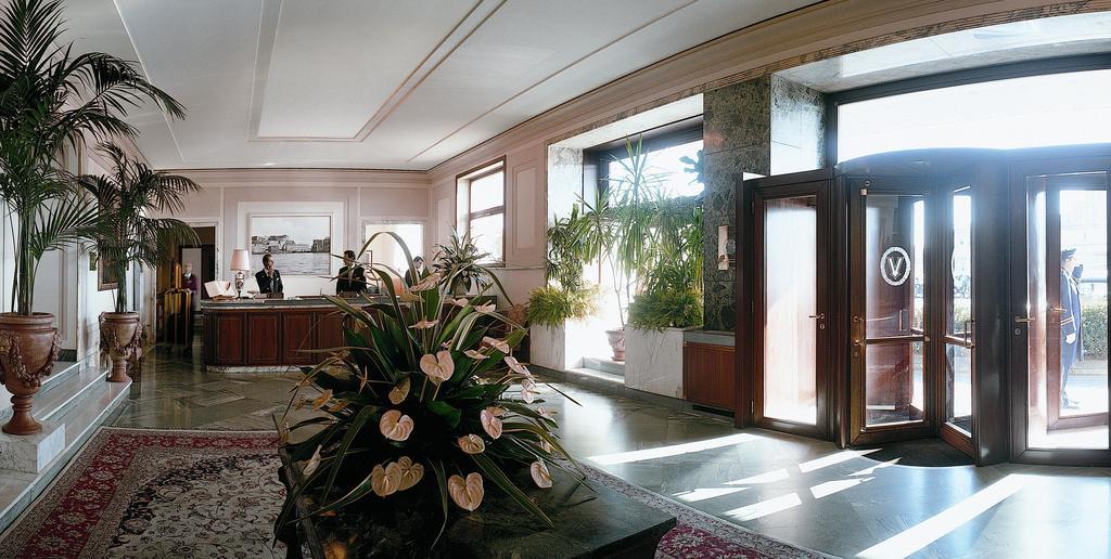 Grand Hotel Vesuvio Napoli Esterno foto Entrance to the hotel