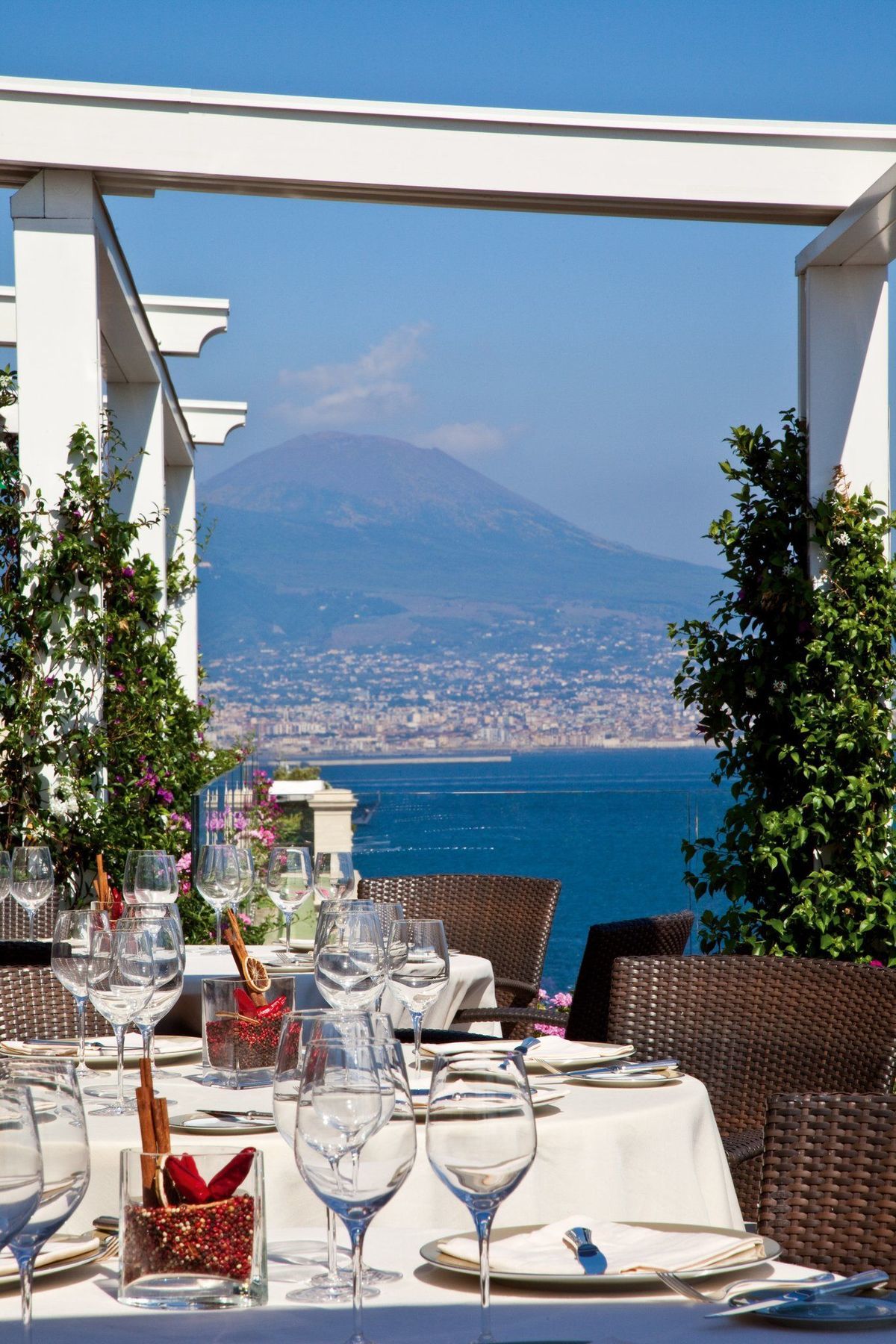 Grand Hotel Vesuvio Napoli Ristorante foto View of Vesuvius from the hotel