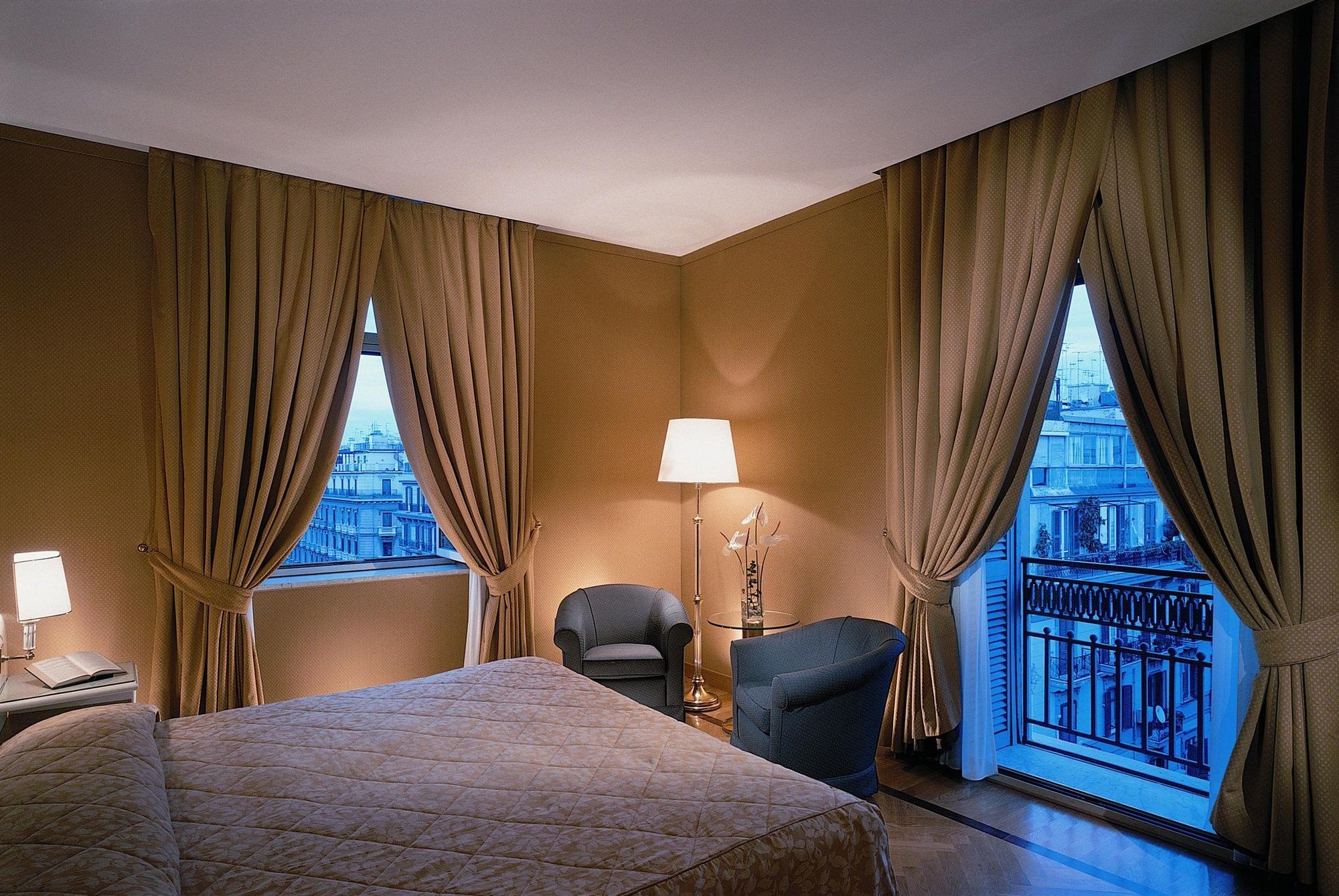 Grand Hotel Vesuvio Napoli Camera foto Curtains in a bedroom