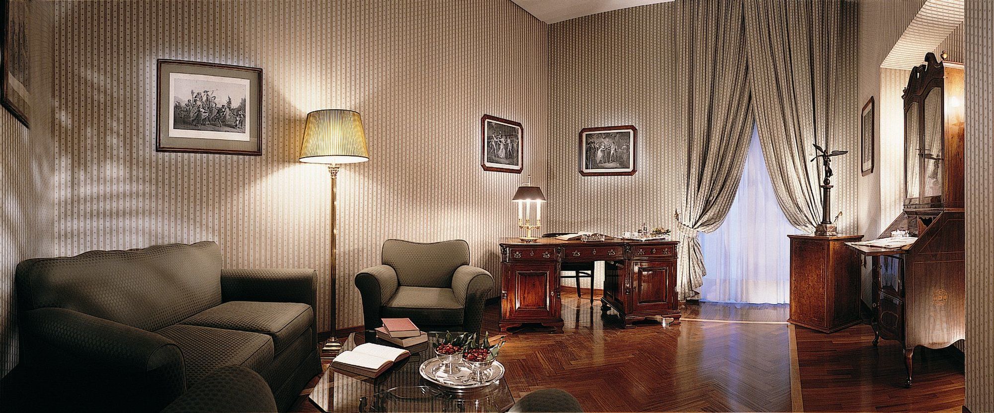 Grand Hotel Vesuvio Napoli Camera foto A suite at the Hotel Excelsior