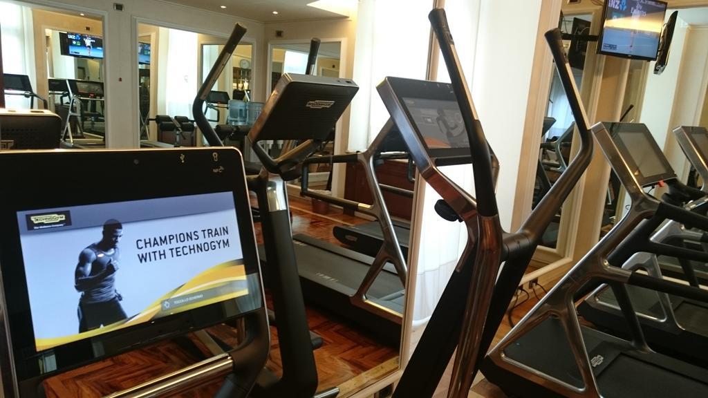 Grand Hotel Vesuvio Napoli Esterno foto A Technogym elliptical trainer