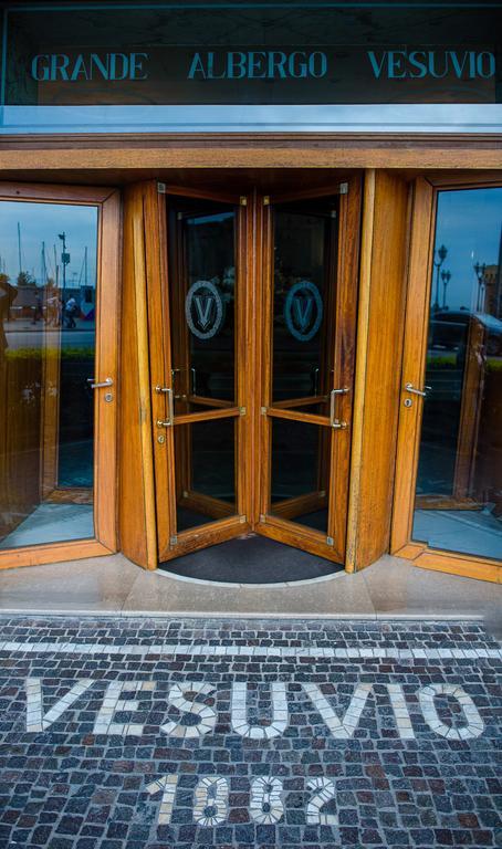 Grand Hotel Vesuvio Napoli Esterno foto The revolving doors at the entrance of the hotel