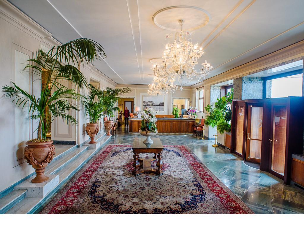 Grand Hotel Vesuvio Napoli Esterno foto The lobby of the hotel