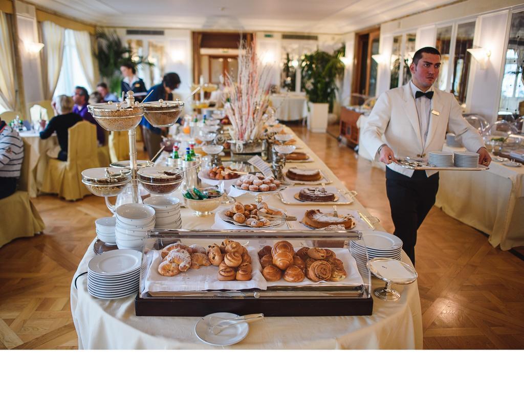 Grand Hotel Vesuvio Napoli Esterno foto A buffet at a hotel