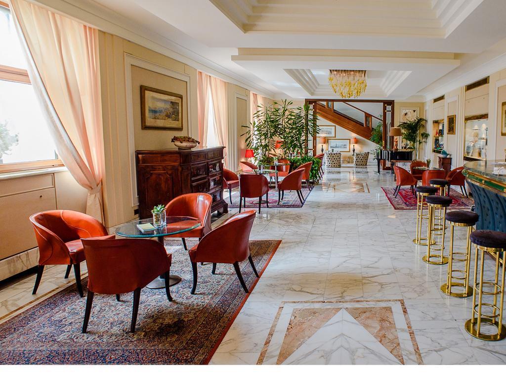 Grand Hotel Vesuvio Napoli Esterno foto The lobby