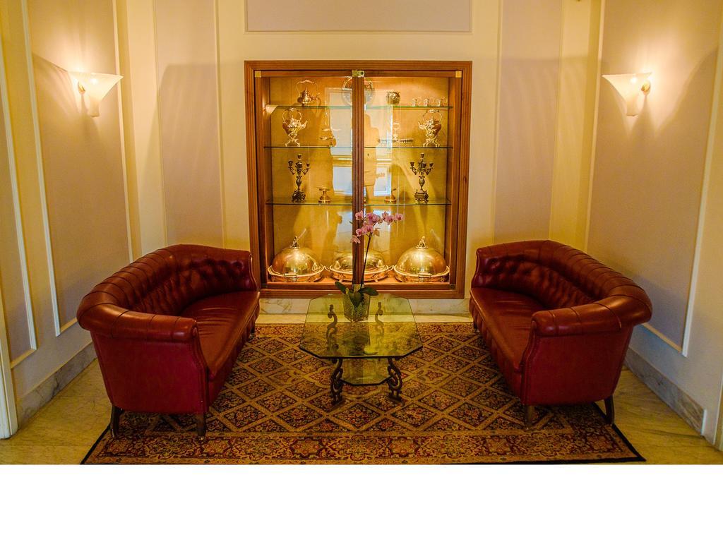 Grand Hotel Vesuvio Napoli Esterno foto The lobby of the hotel