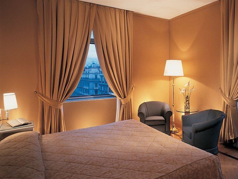 Grand Hotel Vesuvio Napoli Esterno foto A bedroom at the hotel