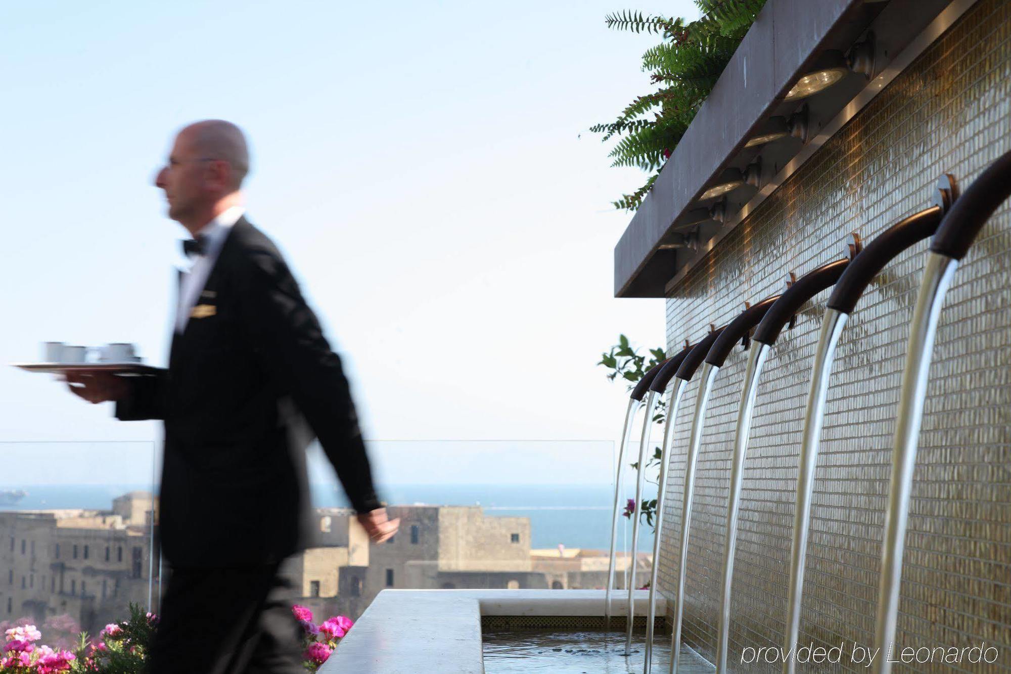 Grand Hotel Vesuvio Napoli Servizi foto A butler at the Four Seasons Hotel, Jerusalem