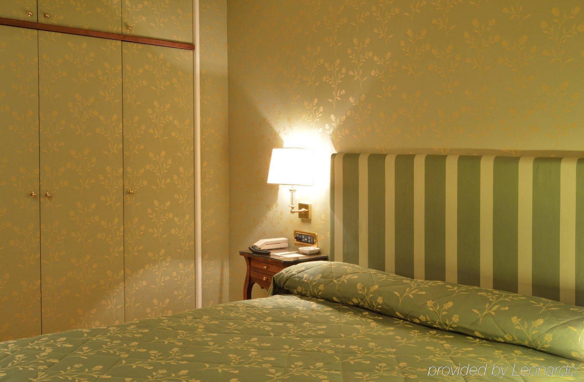 Grand Hotel Vesuvio Napoli Camera foto A bedroom