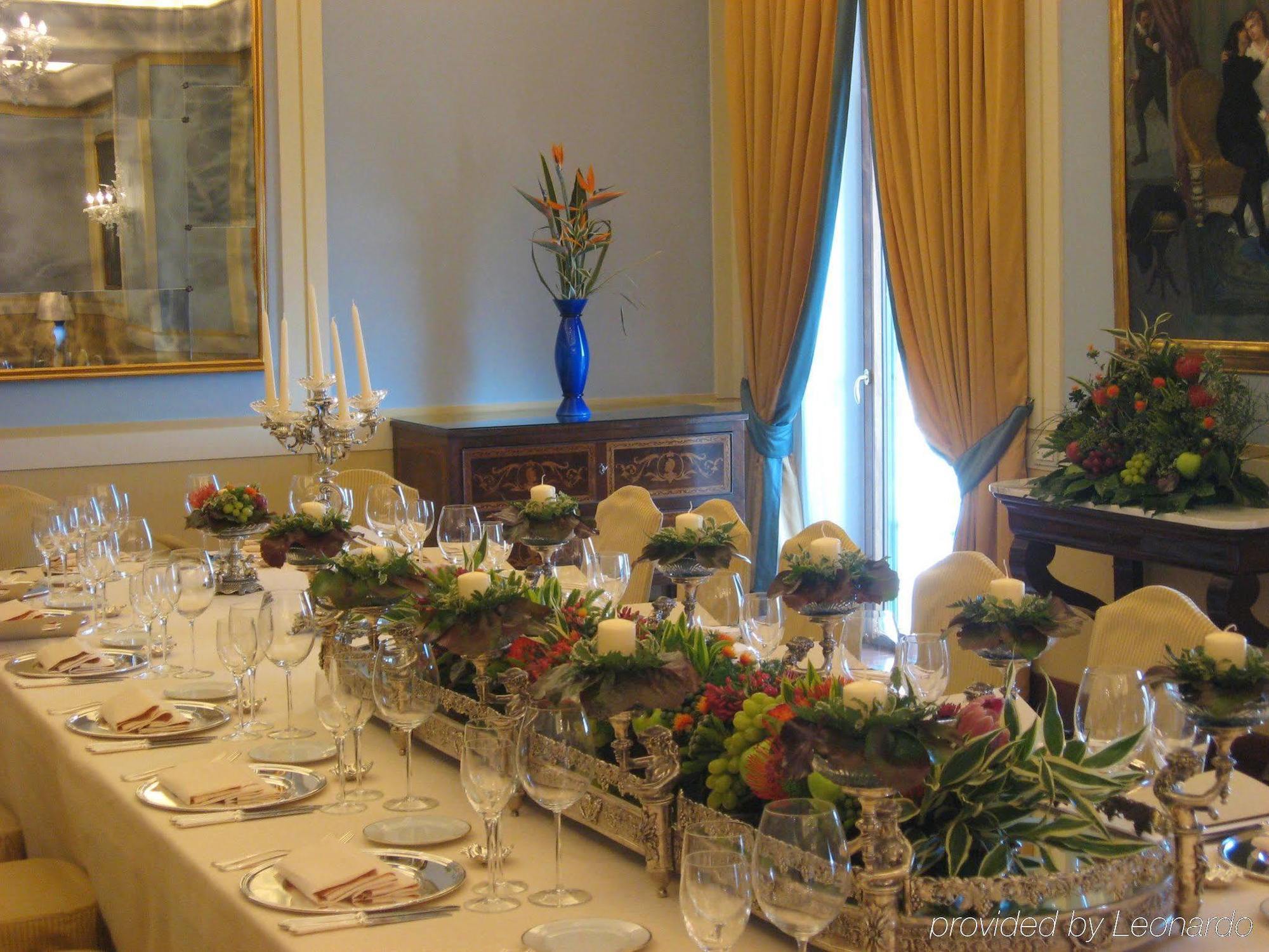 Grand Hotel Vesuvio Napoli Ristorante foto A table set for a formal dinner