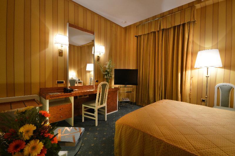 Grand Hotel Vesuvio Napoli Esterno foto A room at the hotel