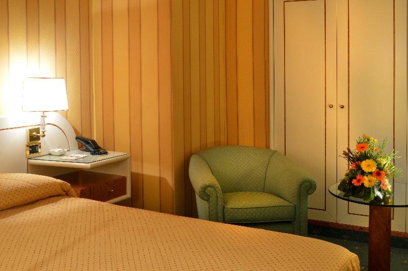Grand Hotel Vesuvio Napoli Esterno foto A room at the hotel