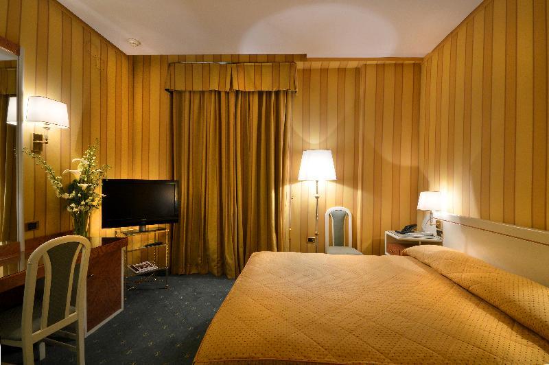 Grand Hotel Vesuvio Napoli Esterno foto A room at the hotel