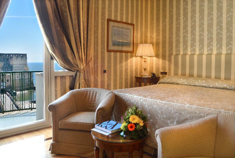 Grand Hotel Vesuvio Napoli Esterno foto A room at the hotel