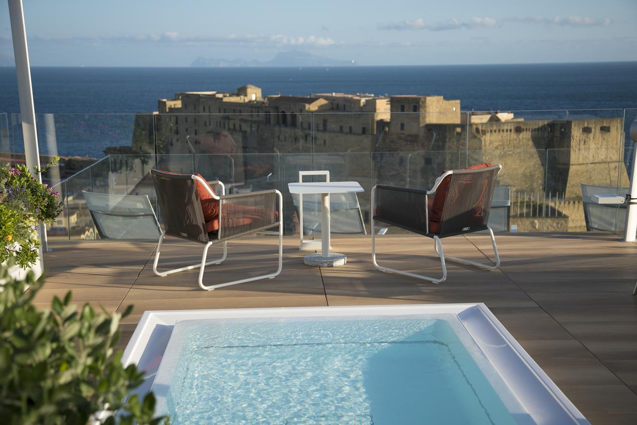 Grand Hotel Vesuvio Napoli Esterno foto View of the Fort from the pool