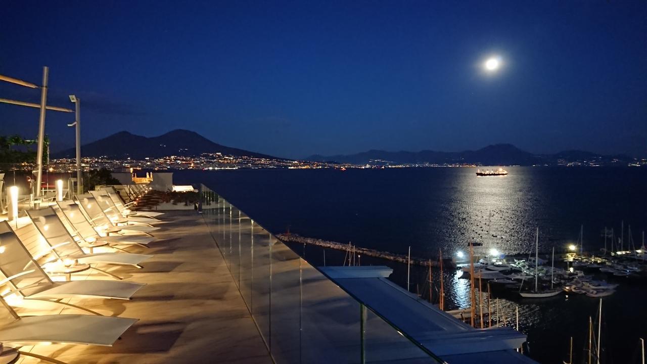 Grand Hotel Vesuvio Napoli Esterno foto View of the Gulf of Naples from the hotel