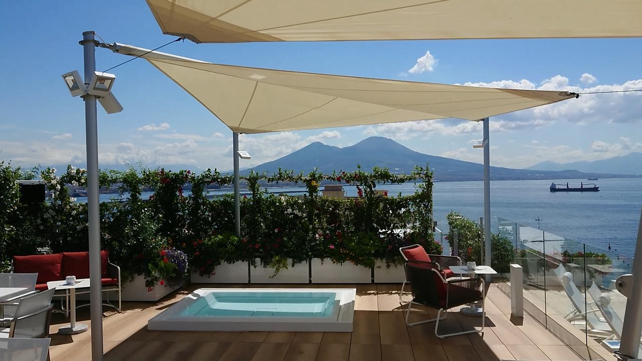 Grand Hotel Vesuvio Napoli Esterno foto View of Vesuvius from the hotel