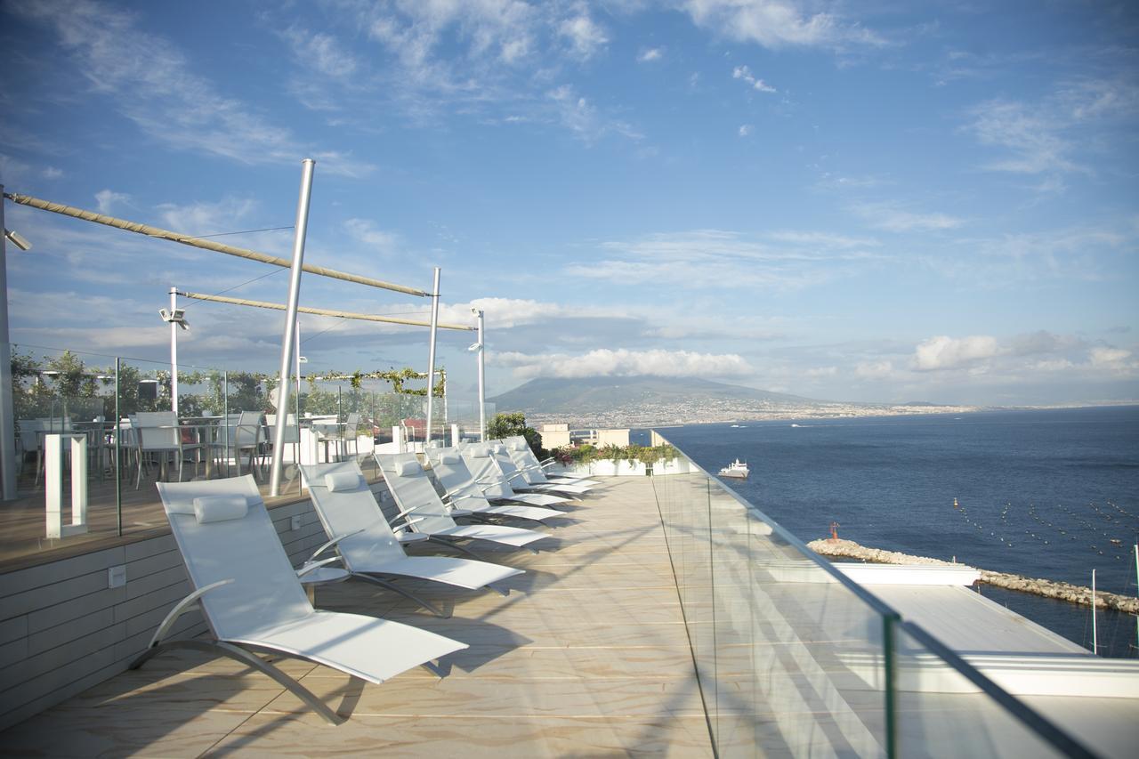 Grand Hotel Vesuvio Napoli Esterno foto The rooftop pool