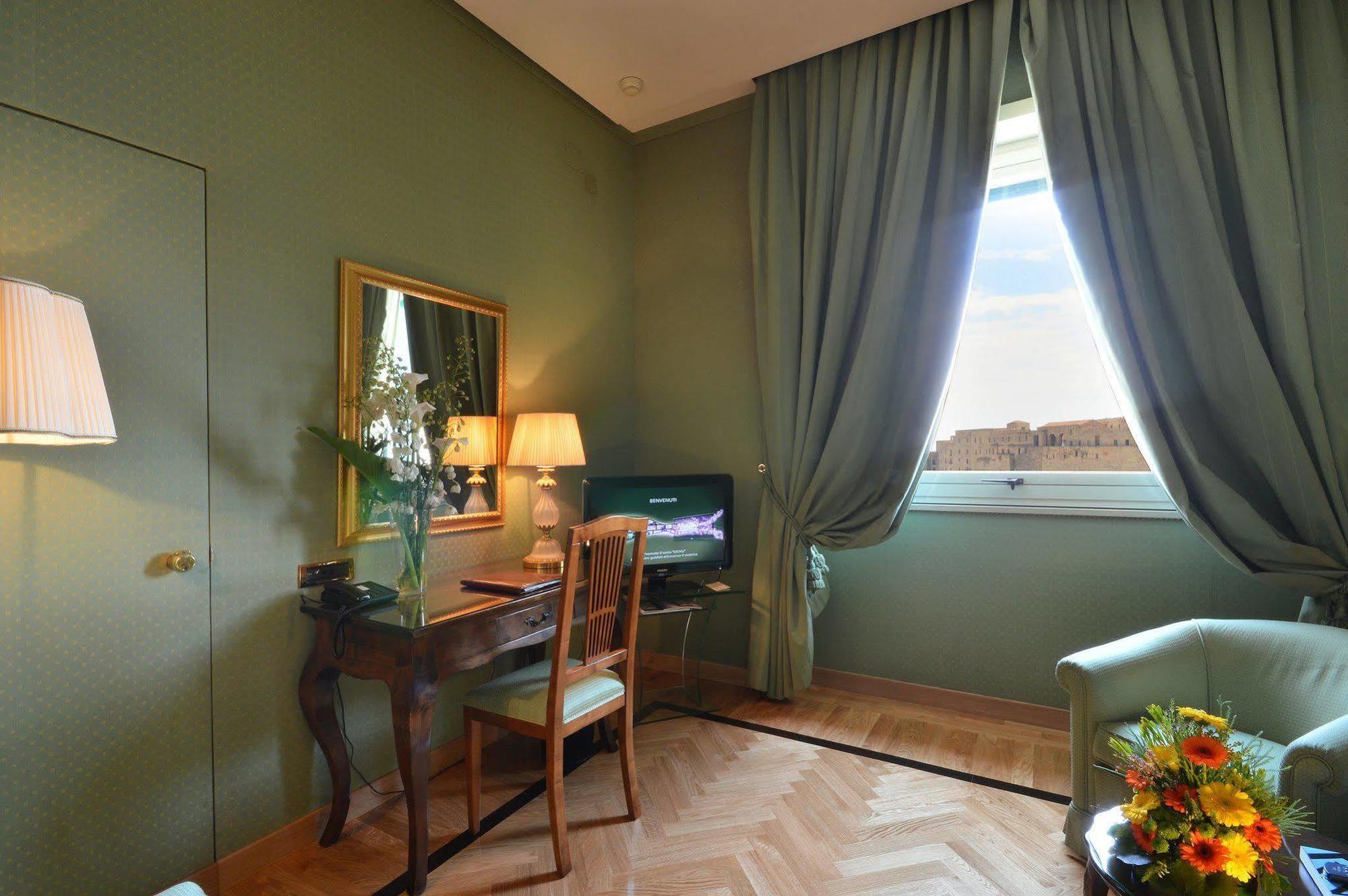 Grand Hotel Vesuvio Napoli Camera foto A room at the hotel