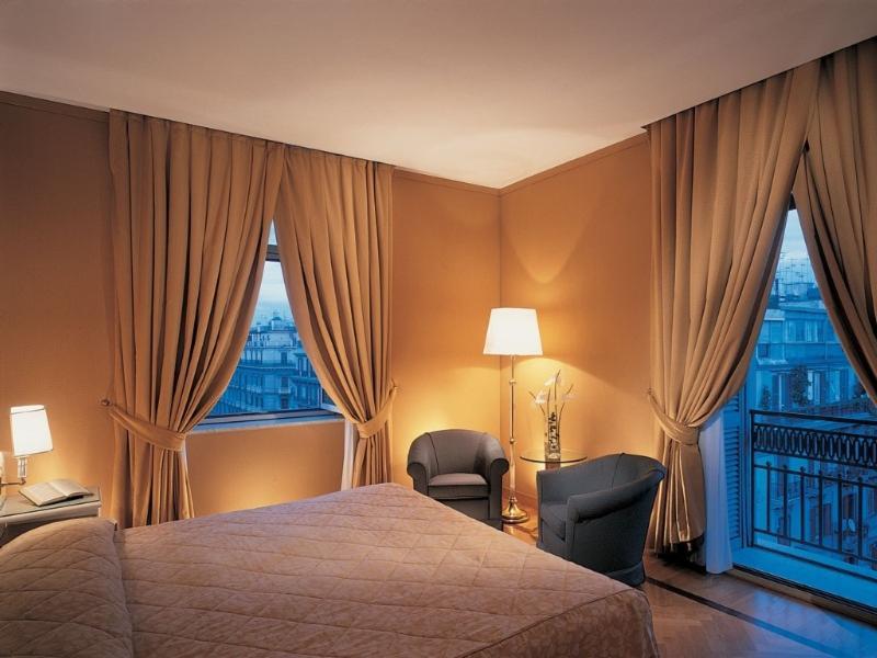 Grand Hotel Vesuvio Napoli Esterno foto Curtains in a bedroom