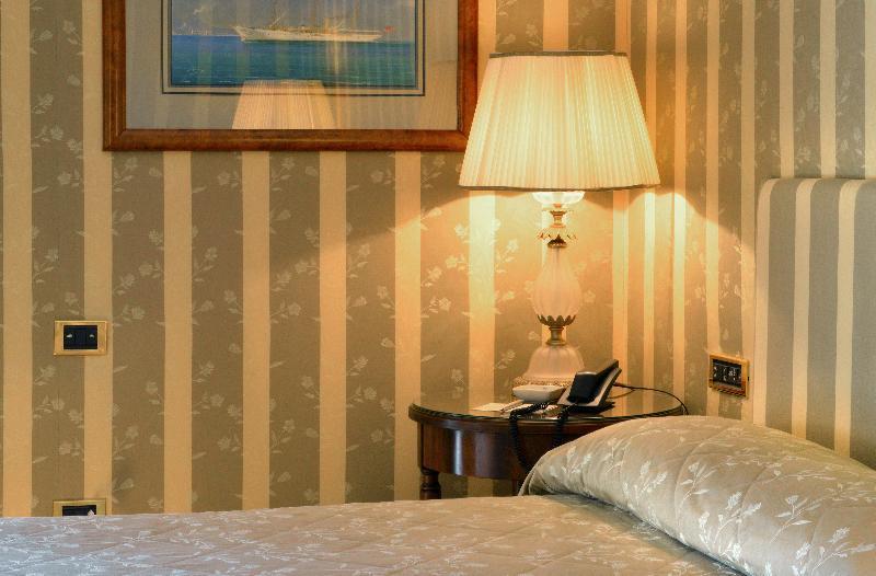 Grand Hotel Vesuvio Napoli Esterno foto A lampshade