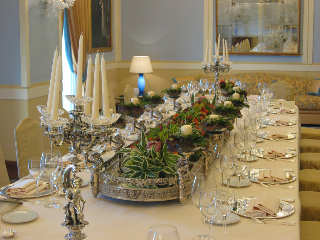 Grand Hotel Vesuvio Napoli Esterno foto A table set for a formal dinner