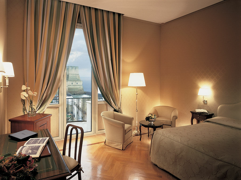 Grand Hotel Vesuvio Napoli Esterno foto A room at the Hotel Excelsior