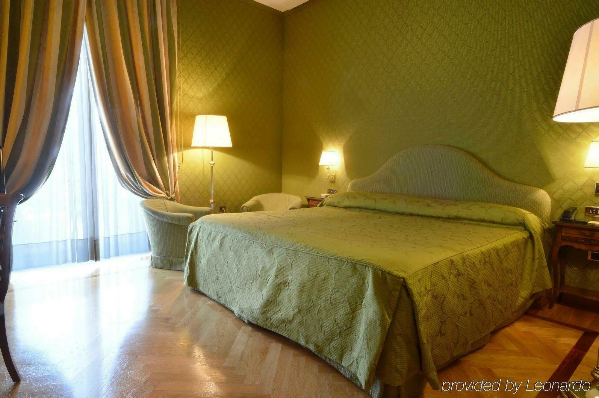 Grand Hotel Vesuvio Napoli Camera foto A bedroom