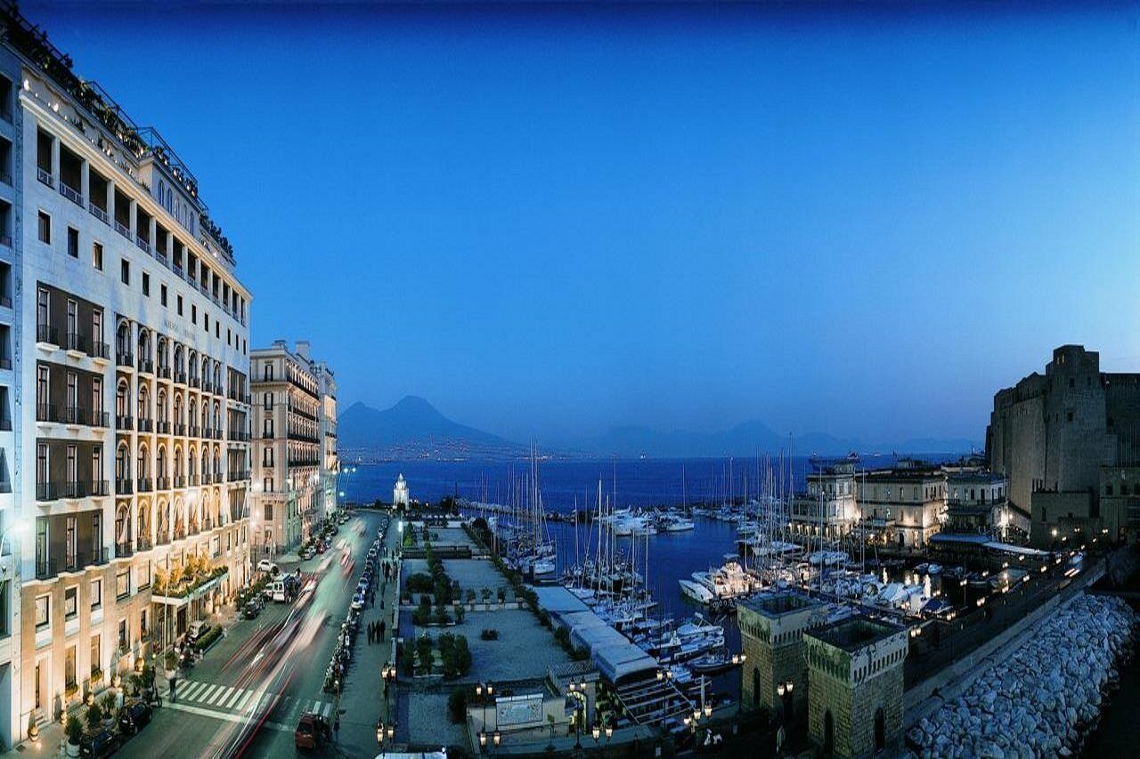 Grand Hotel Vesuvio Napoli Esterno foto View of the port of Capri