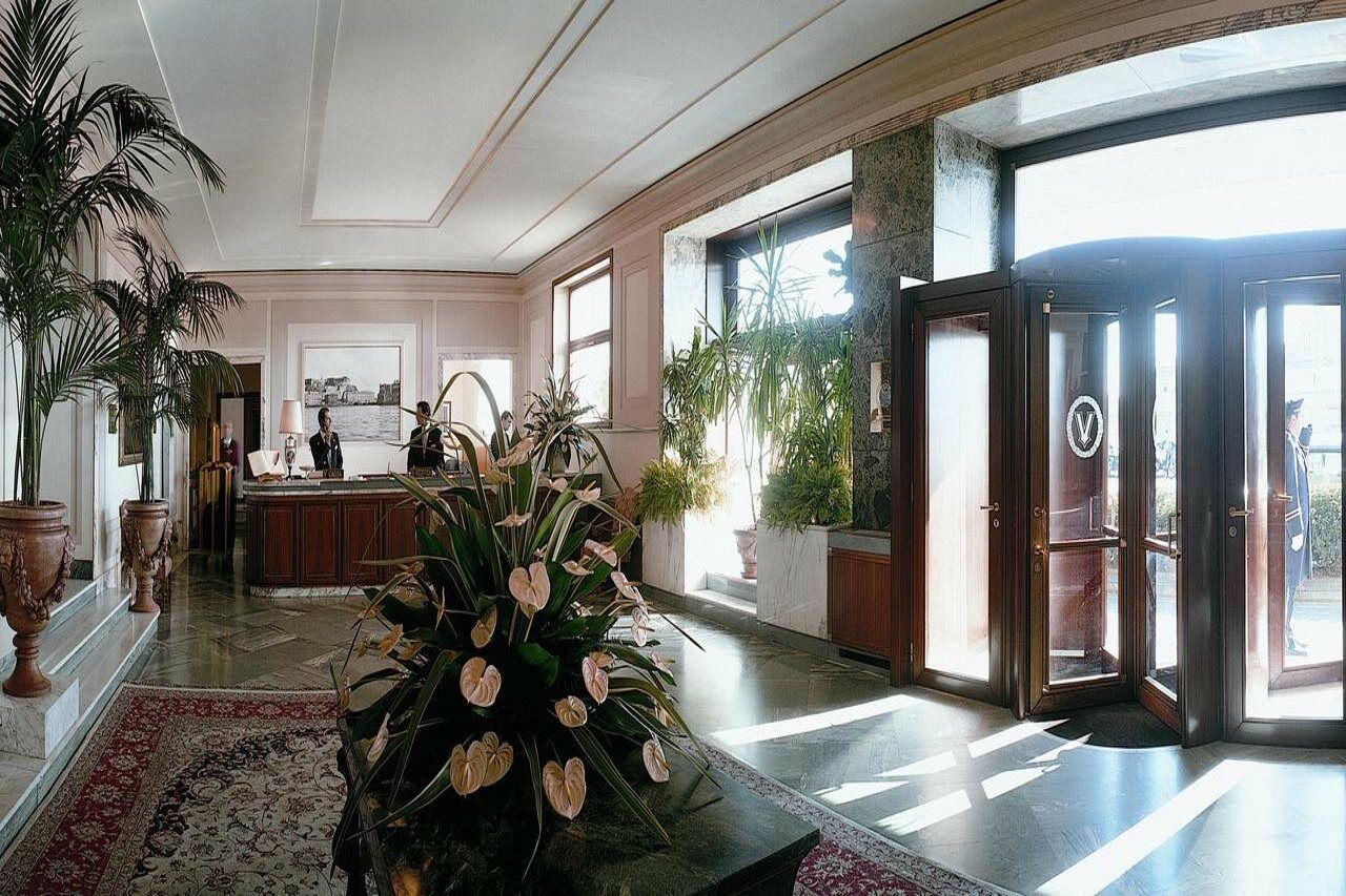 Grand Hotel Vesuvio Napoli Esterno foto Entrance to the hotel