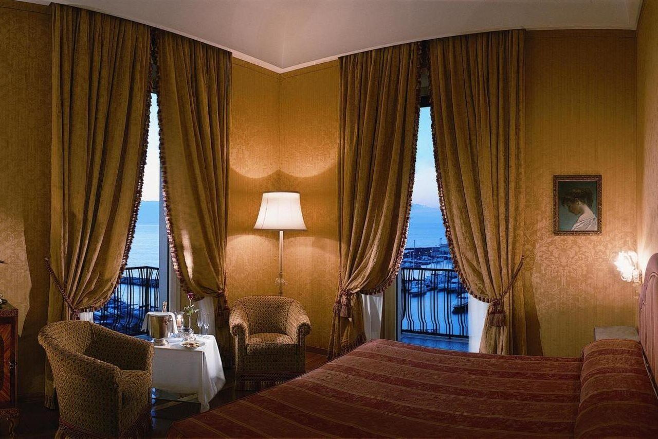 Grand Hotel Vesuvio Napoli Esterno foto A room at the Hotel Excelsior